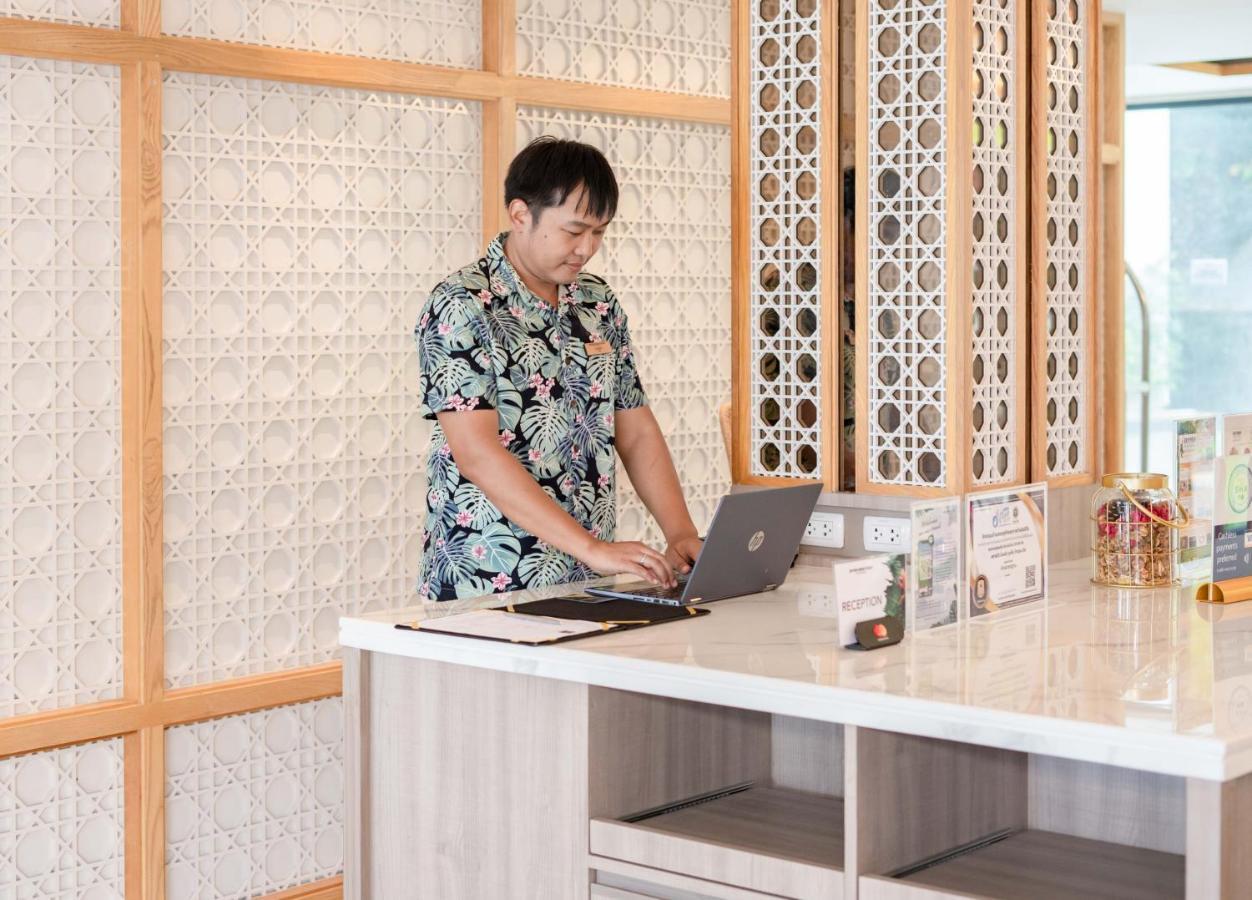 Skyview Resort Phuket Patong Beach מראה חיצוני תמונה A student working at the library