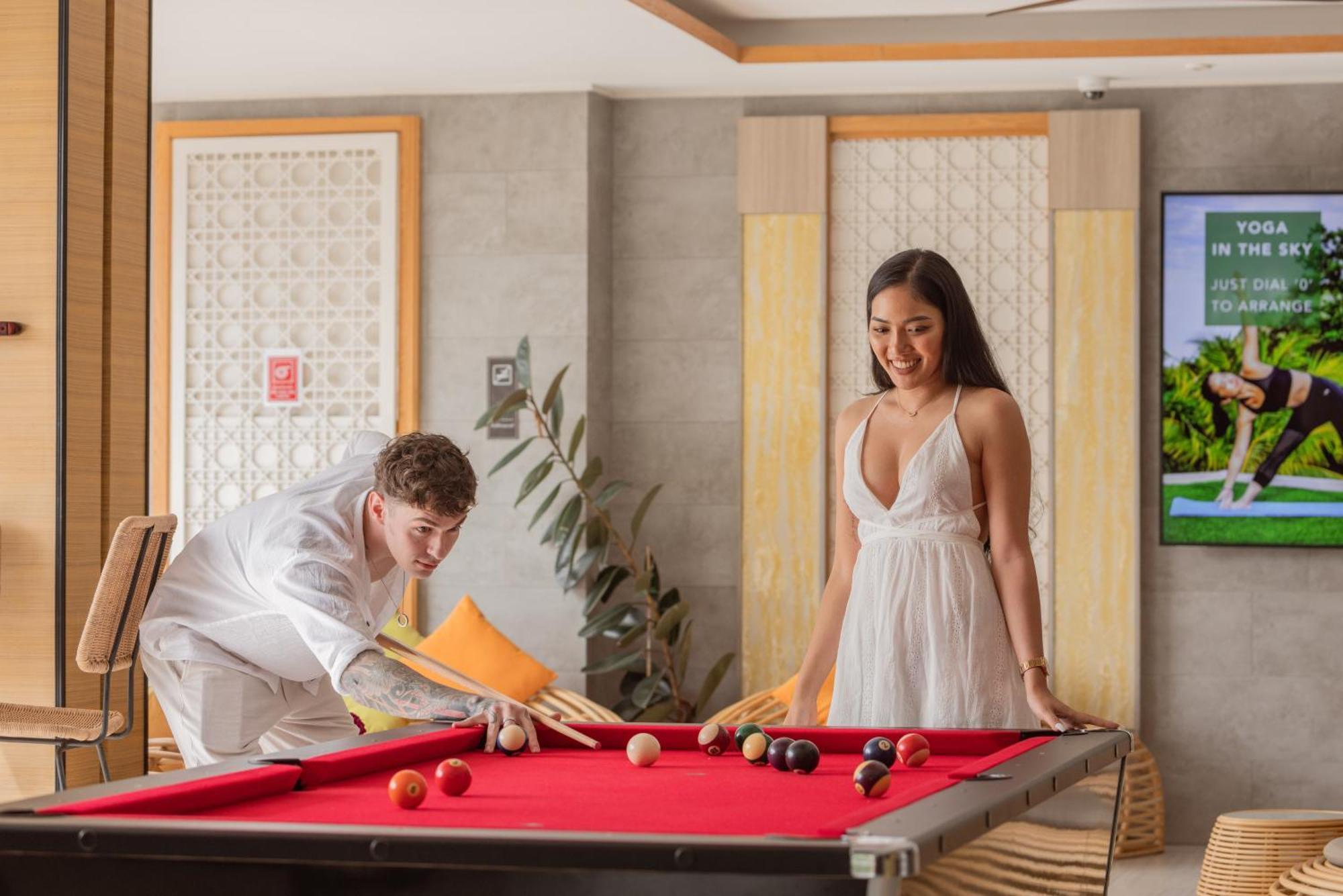 Skyview Resort Phuket Patong Beach מראה חיצוני תמונה A pool table