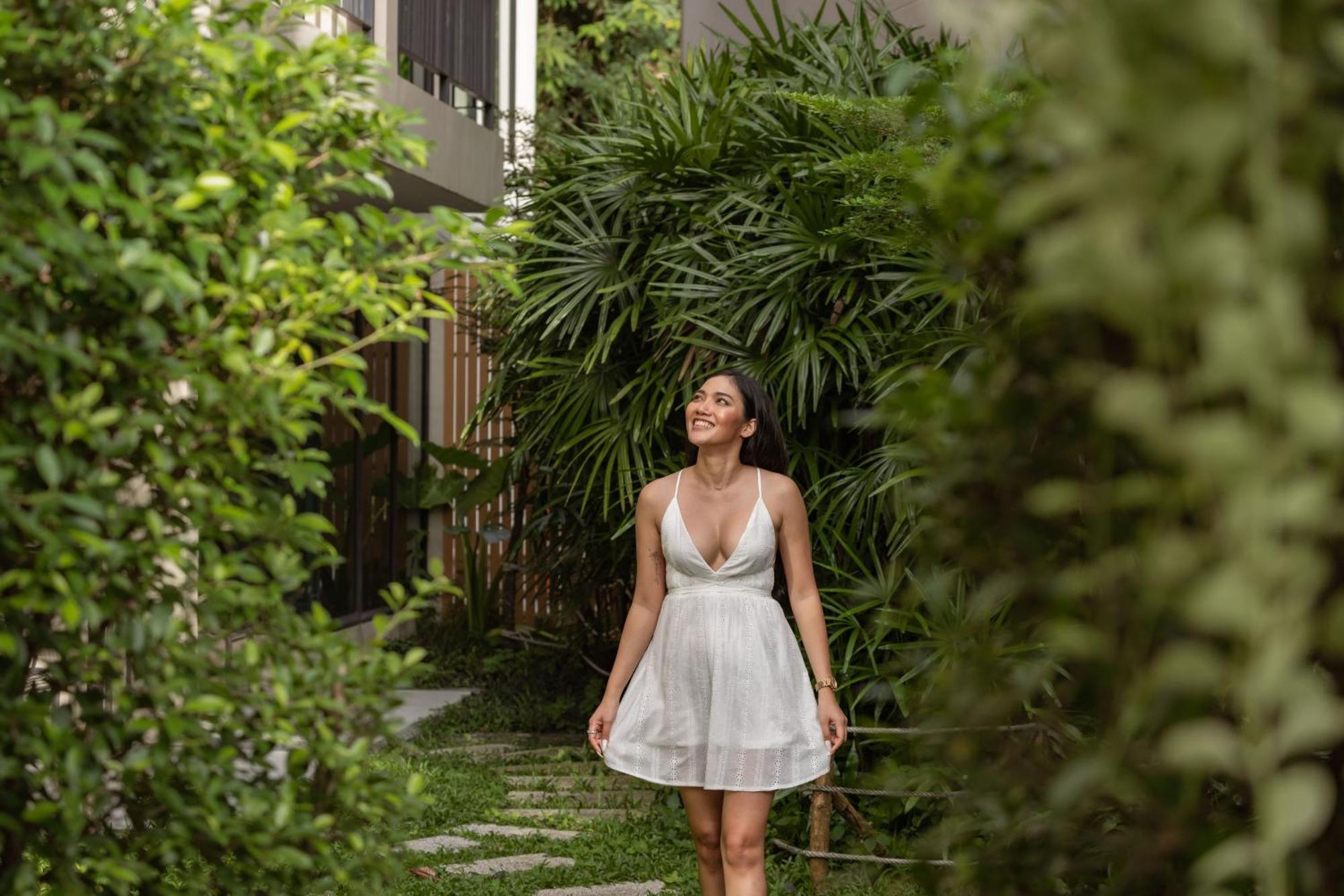 Skyview Resort Phuket Patong Beach מראה חיצוני תמונה A woman wearing a white dress