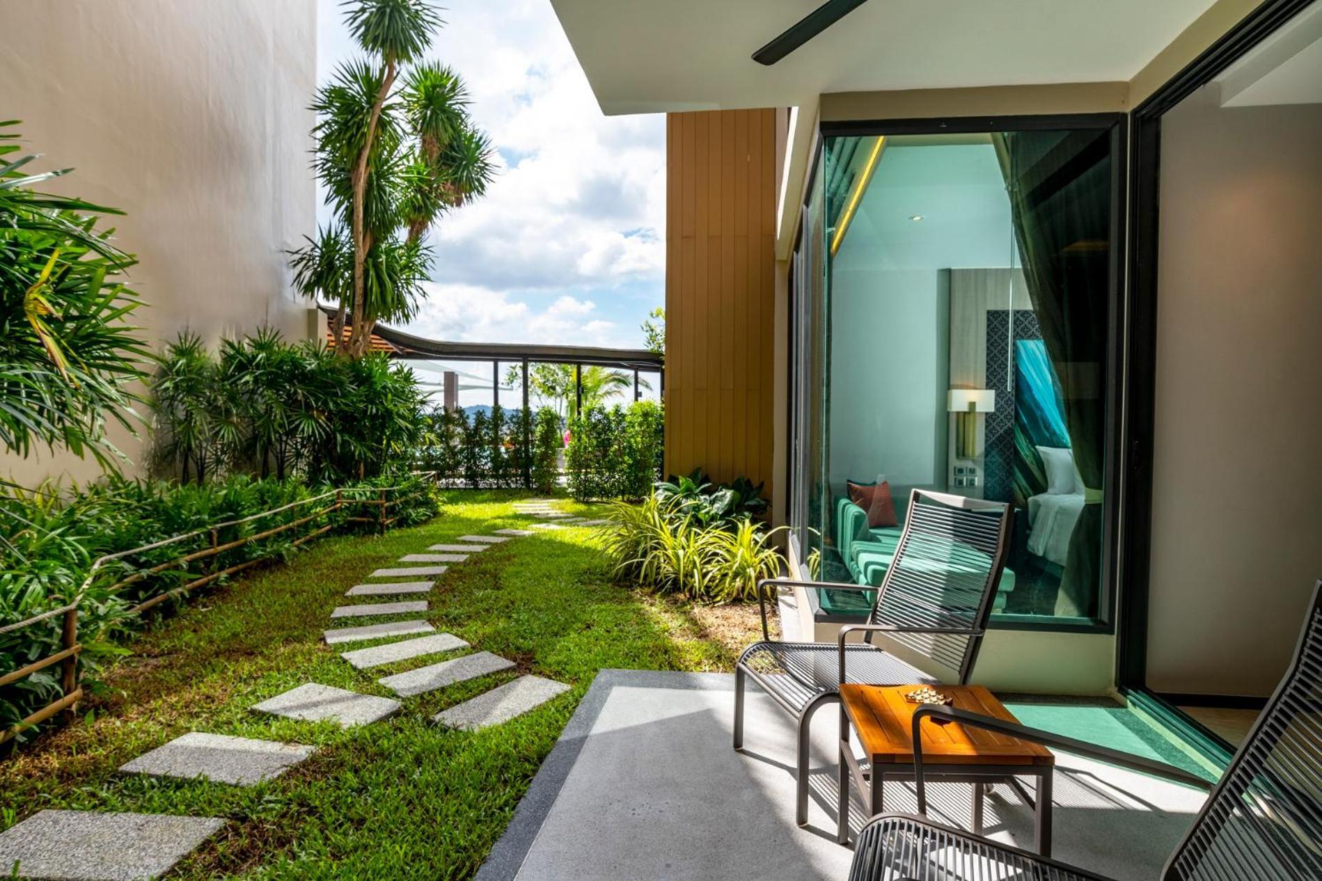 Skyview Resort Phuket Patong Beach מראה חיצוני תמונה A private garden at a hotel in Thailand